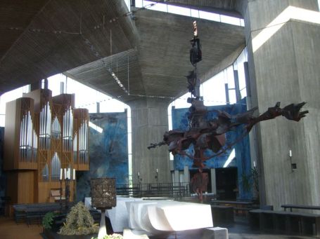 Emmerich : Hansastraße, Heilig-Geist-Kirche, die Orgel links im Bild